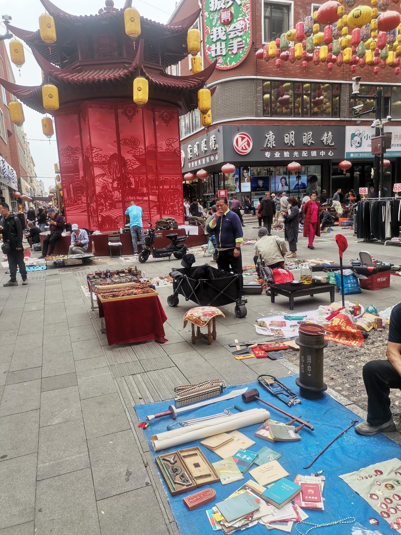 吉林市东市场的古玩大集开场了，买家比卖家还少，生意十分冷清。

每月月末，吉林市