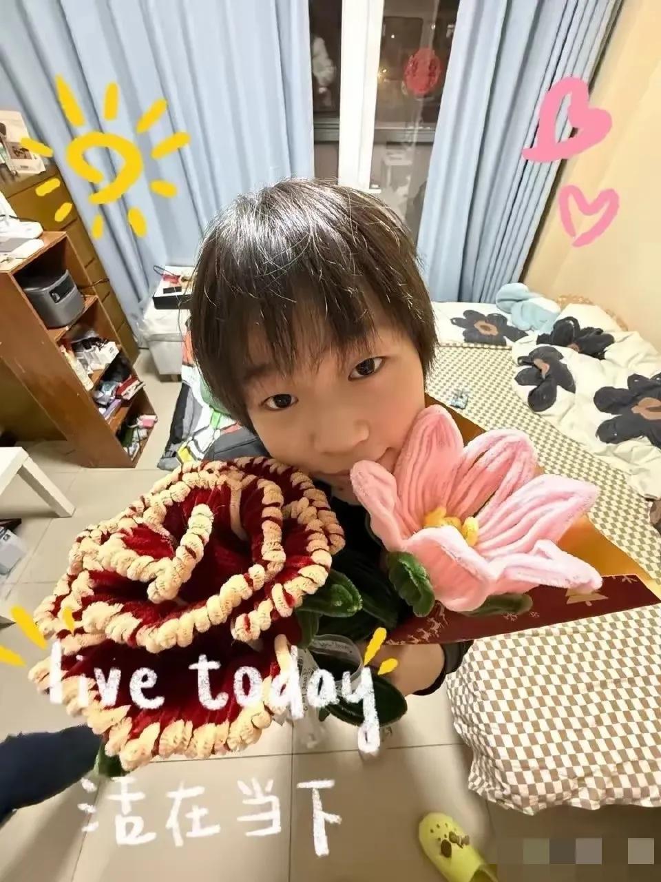 婵宝晒她的跨年照片，
布绒绒的花朵真可爱。