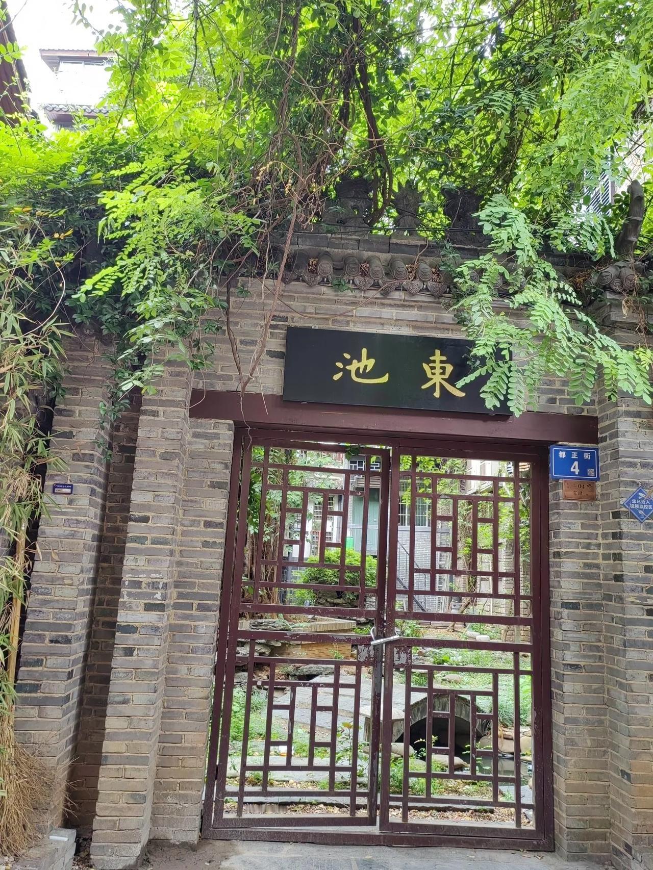 长沙是一座历史文化名城，至今有保存完好的老街区，我们去的都正街就是其中之一。
 