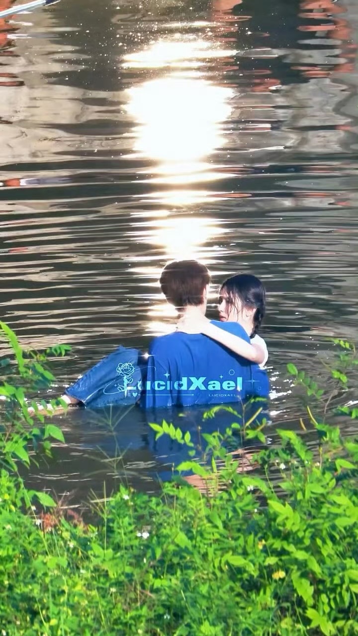 胡先煦水里公主抱周也路透，小潮热透出了一股浓浓的现偶味