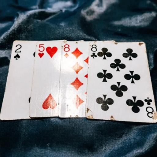 谁懂啊！这四张牌（2、5、8、8）我算了十分钟，加减乘除都用遍了，愣是凑不出24