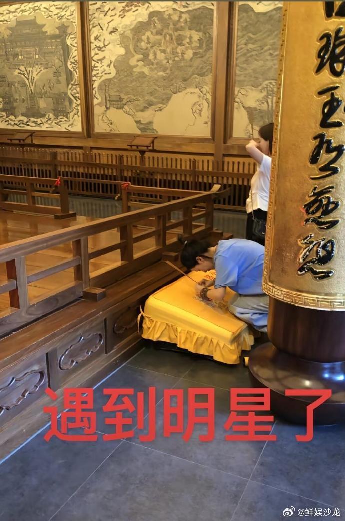 灵隐寺偶遇李晟祝绪丹刷到网友在灵隐寺偶遇李晟祝绪丹了，俩美女贴贴祈福也太养眼了吧