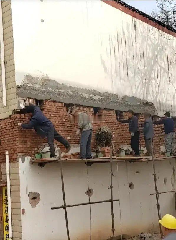 现在农村人建房技术可真高超，给房子加高直接从中间来，这样弄这房子有没有安全隐患呢