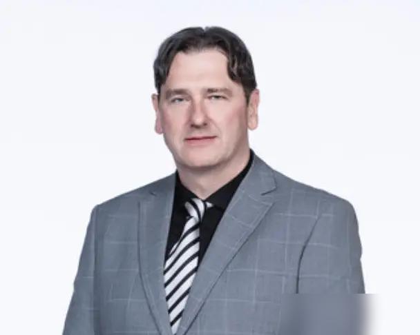 32连败，15年啊！福建队在广东主场，把憋了十几年的气，全砸在了篮筐上。
上半