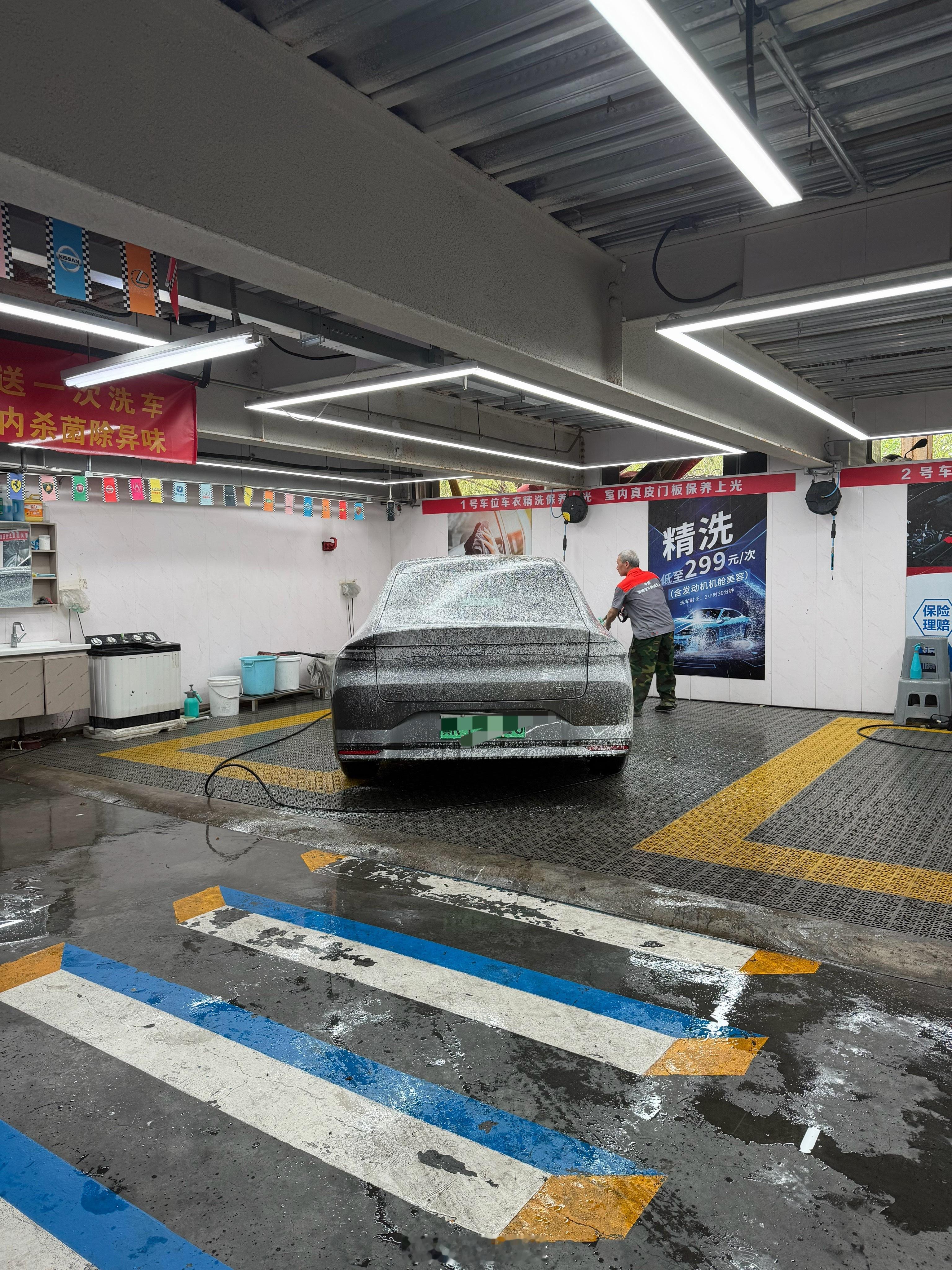 洗了个车，四个人给我服务。团购的券35一张，原价50你们当地洗车多钱？ 北京·知