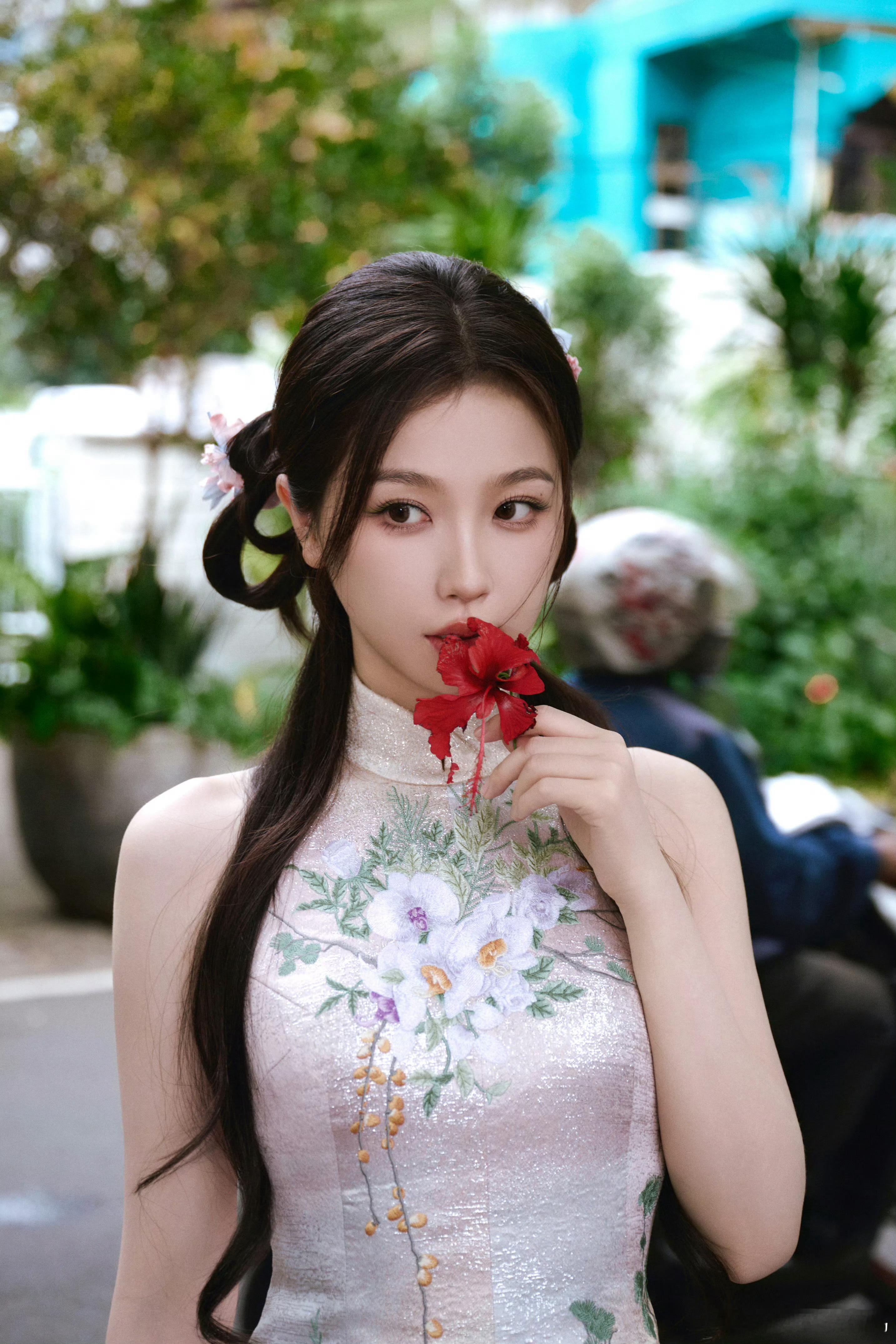 虞书欣完全是石榴脑袋好多石榴花元素 