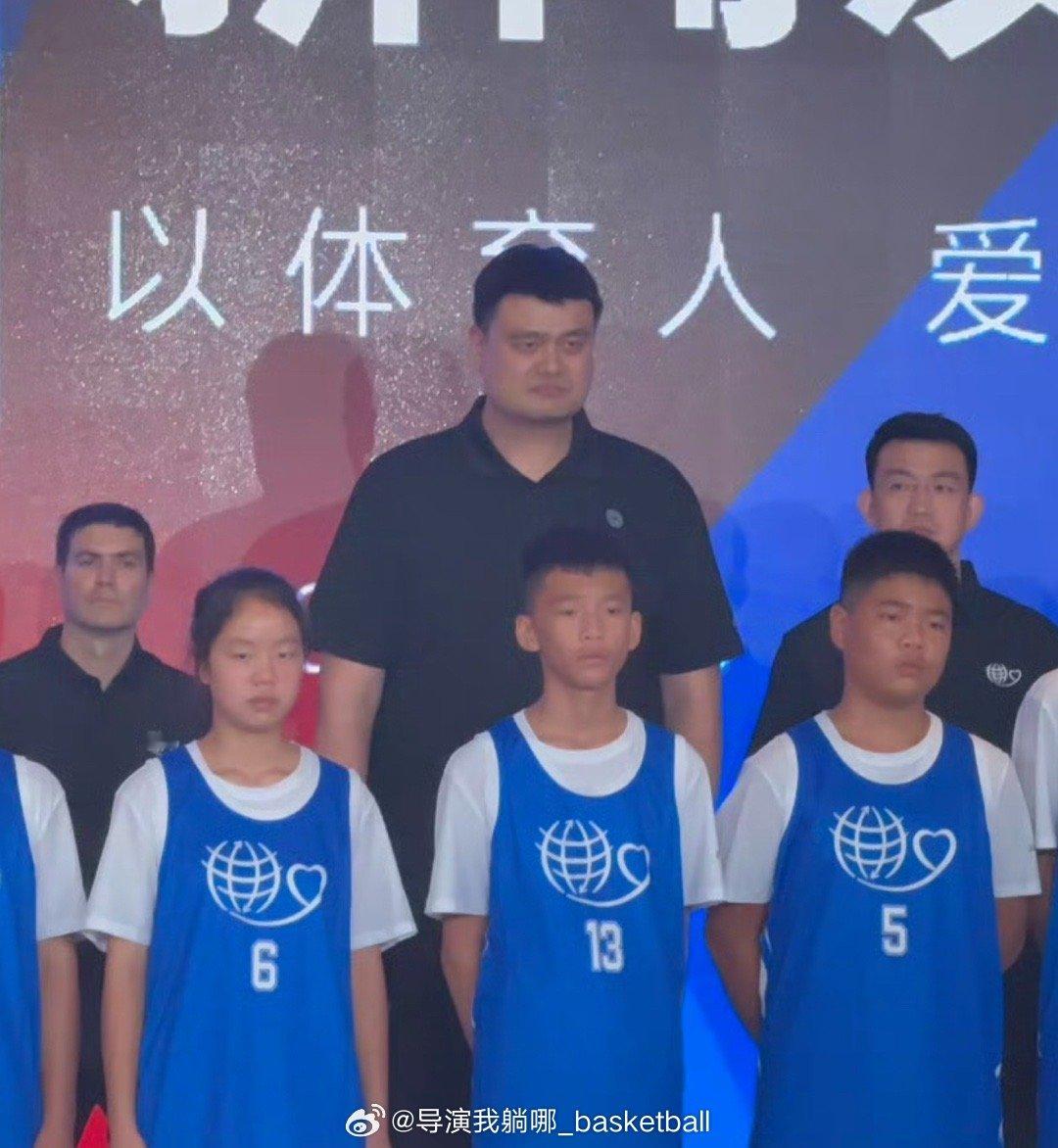 离开篮协主席位置的姚明还在努力运营他的篮球慈善事业，中国男篮时隔十年再次回到亚洲