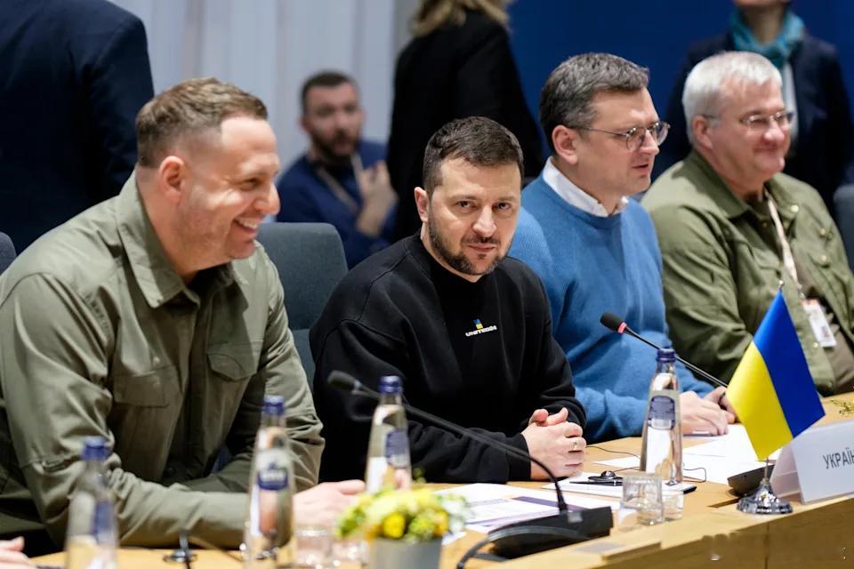 【美俄秘密会谈促成了一项令乌克兰措手不及的计划】[幕后故事]（彭博社）——就在几