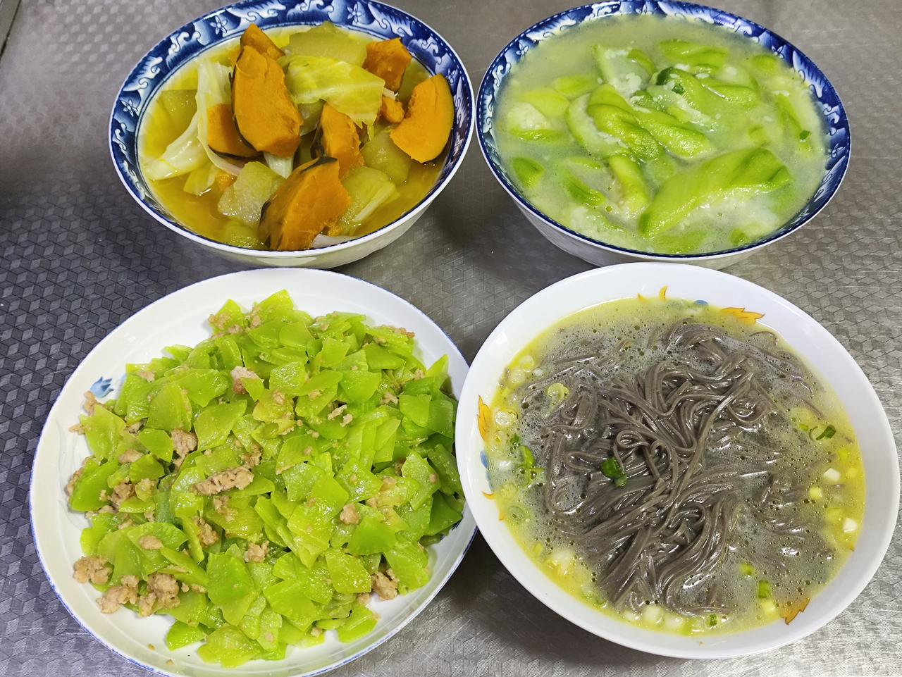 六月十八日的简单家常午餐，是两菜一汤一面的搭配，清淡宜人。脆嫩的莴笋与肉末一同翻