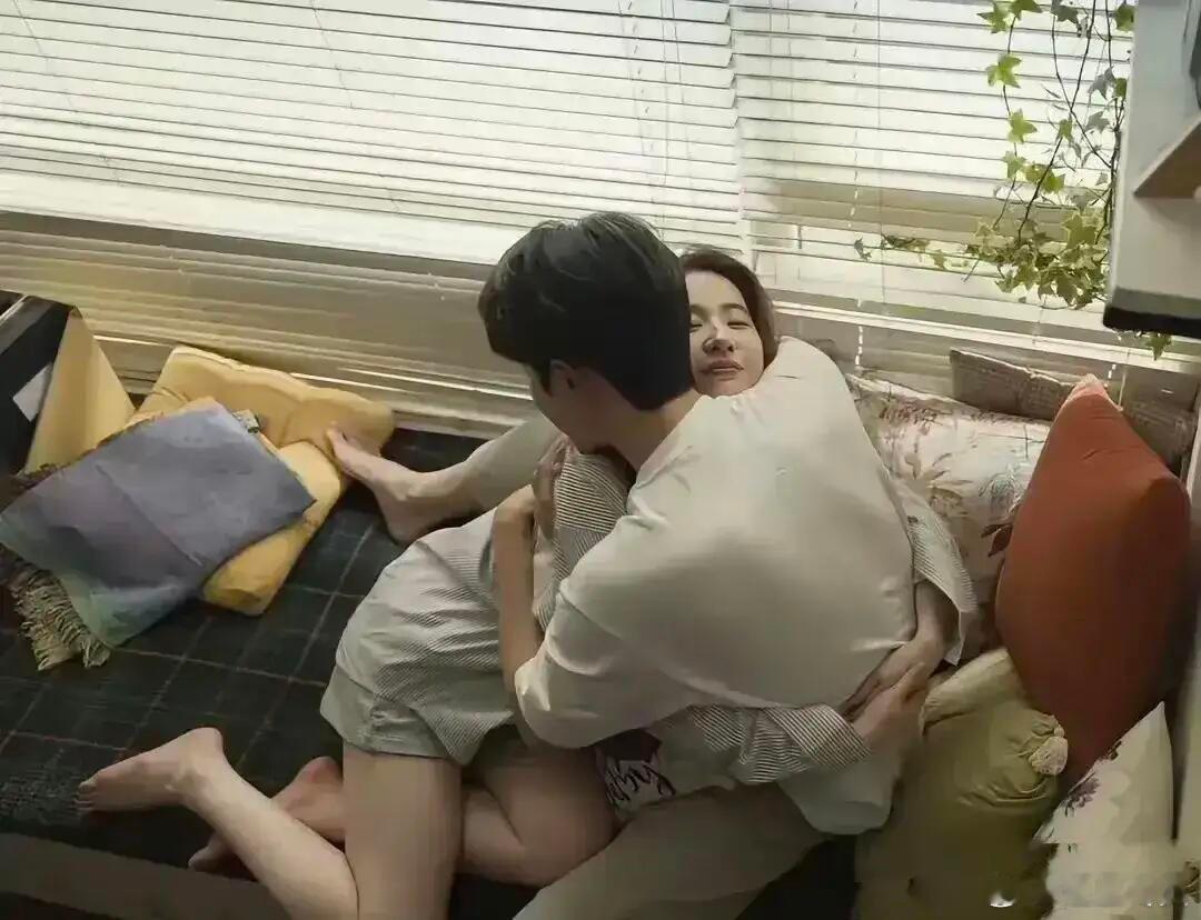 演员拍亲密戏，为防止生理反应，真是拼了。 ​​​