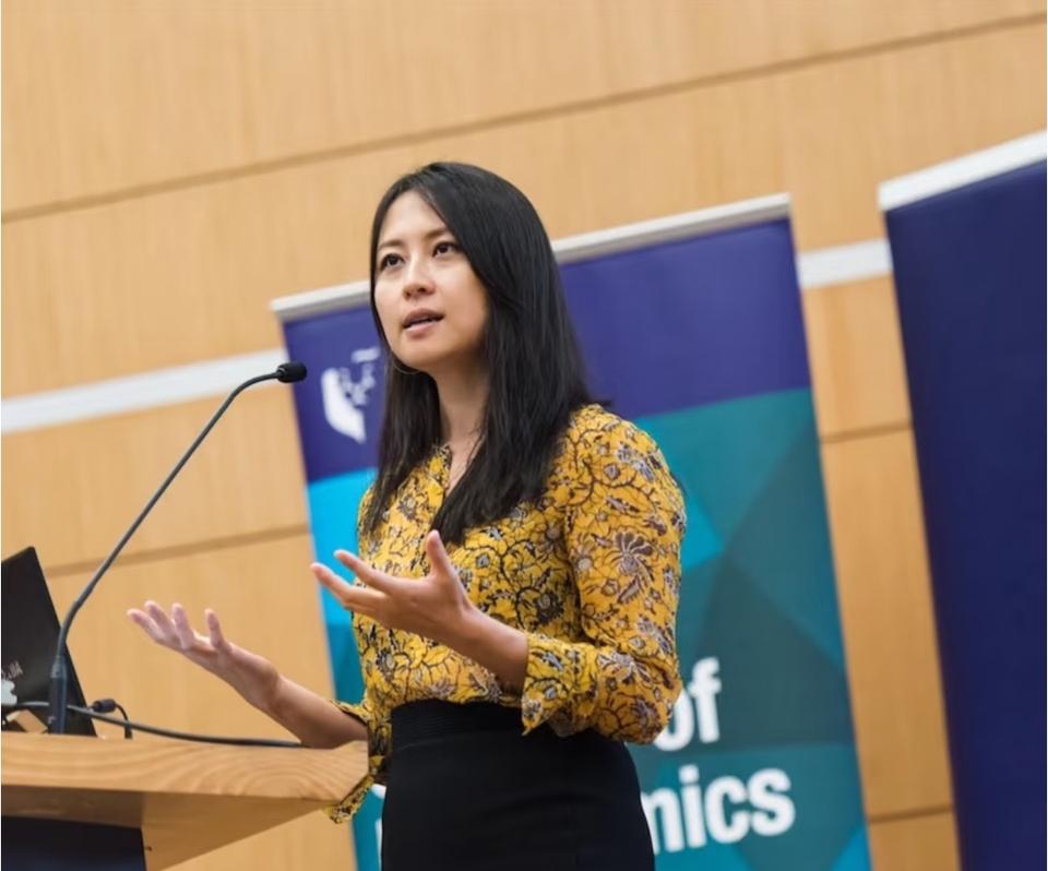 不查不知道，
金刻羽再上热搜，
大家争论的核心根本不是她的背景，而是“精英与现实