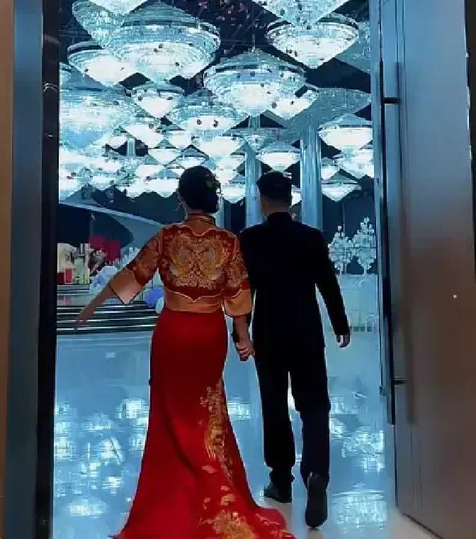 大衣哥儿子朱小伟甩掉陈亚男后，整个人像换壳。

减肥三十斤，脸小一圈，西装一穿真