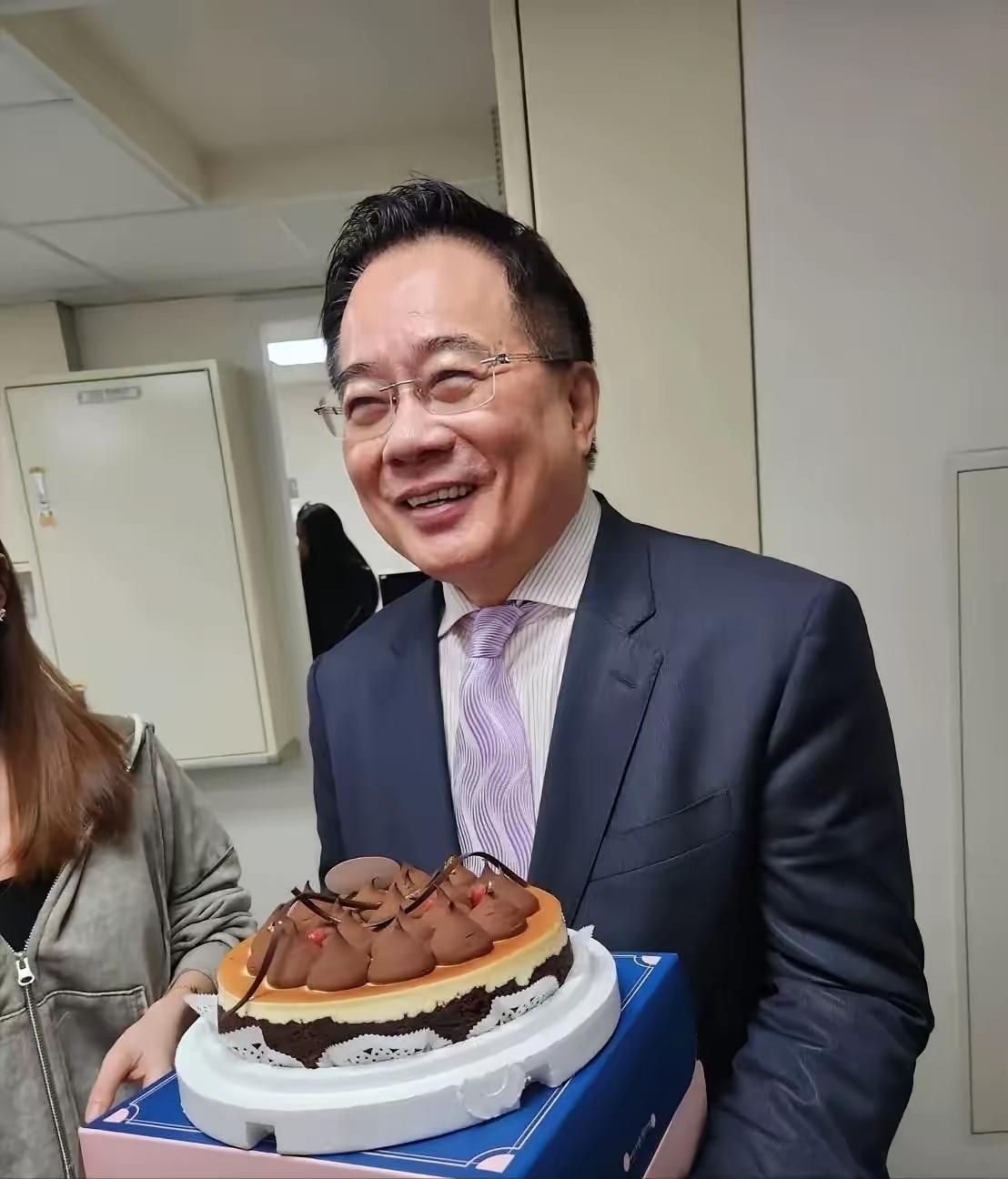 3月19号下午，一个即将入狱的人，在电视台演播厅里，被同事们围着送了一程。

演