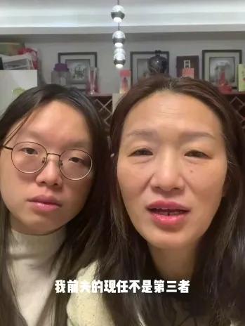 最新视频，谢浩南妹妹带着妈妈回复网友评论：
1、妈妈送快递问题：
妈妈回复：送快