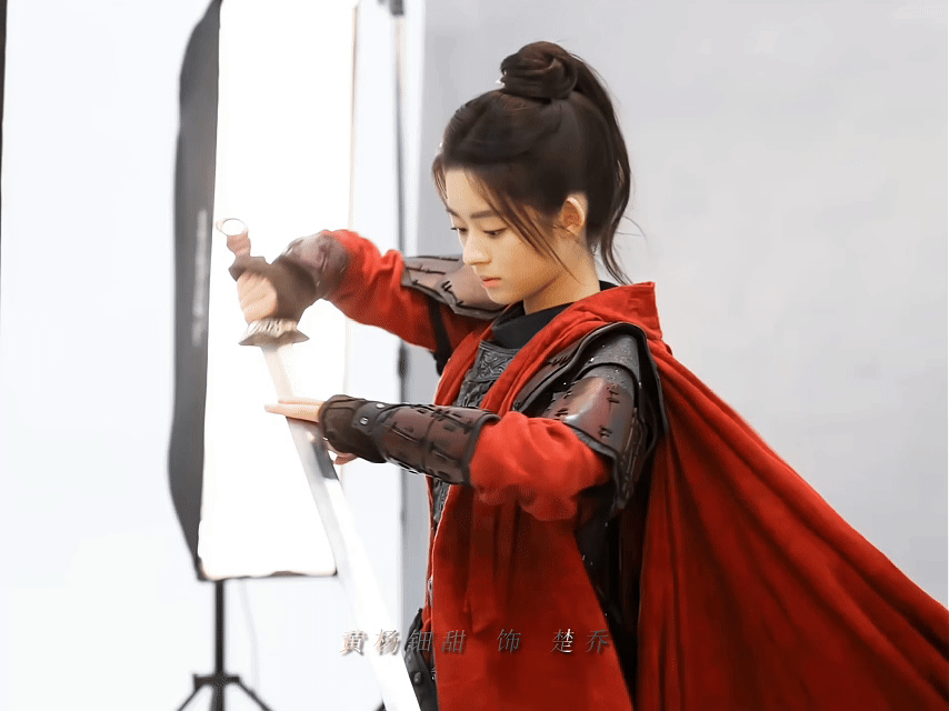 楚乔上雪山下火海跳冰湖黄杨钿甜的一声嘶吼 黄杨钿甜红衣骑马的时候多飒啊，下一秒就