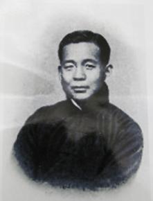 1937年，甘肃某小镇街头。

一个衣衫褴褛的男人蜷缩在墙角讨饭。

他叫刘克先