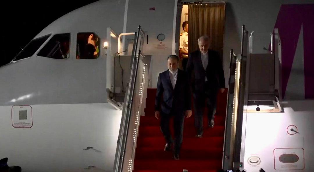 4月24 日，伊朗外长阿拉格齐飞往伊斯兰堡努尔汗空军基地，巴基斯坦副总理兼外长达