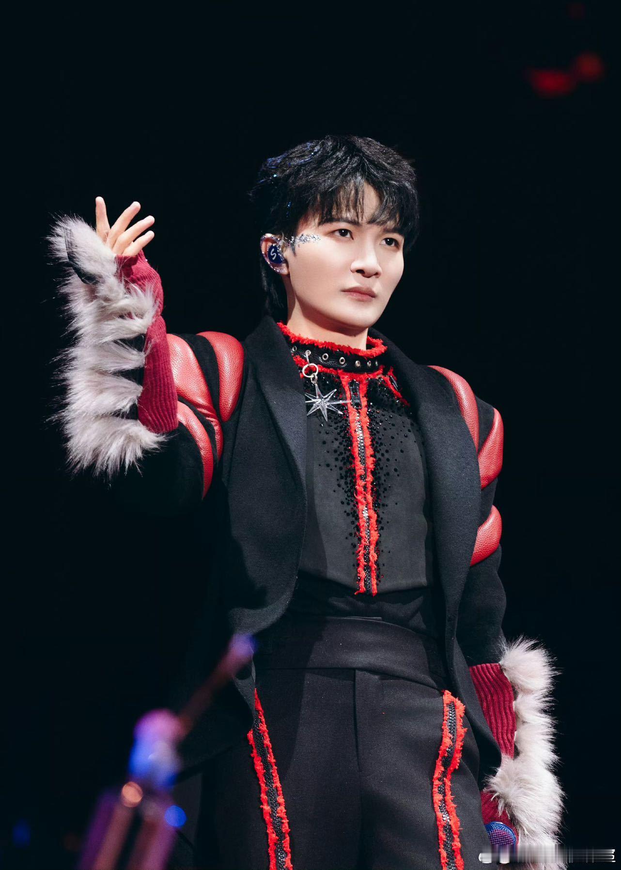 五月天给周深送花篮 广州演唱会后台暖意十足，五月天花篮为周深助阵，预祝两场演出顺