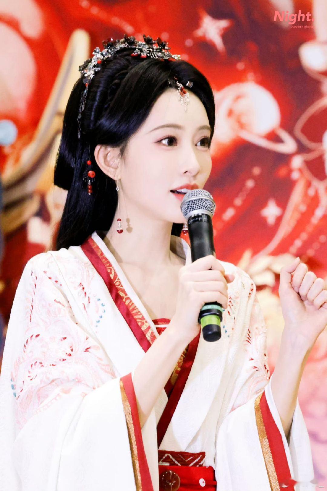 孟子义杀青发言 又被孟子义的宠粉打动！百花杀杀青时让站哪就站哪，拍照互动全满足，