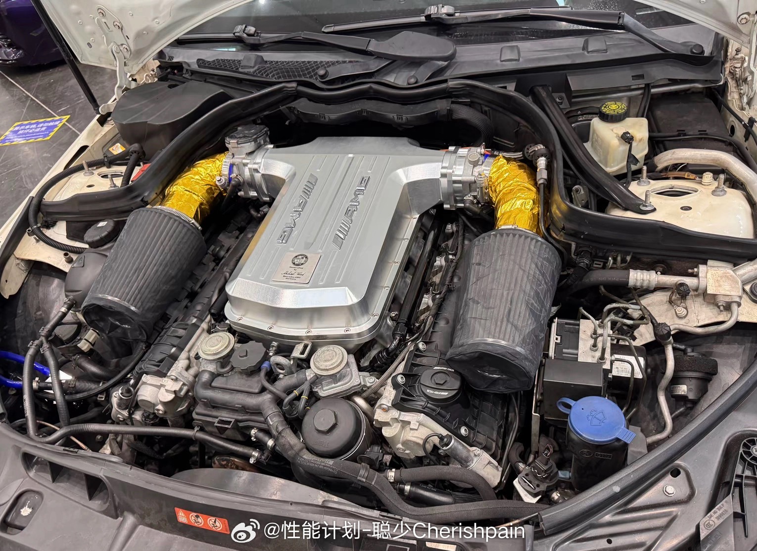 dy上看到车友自己CNC的M156气门室盖太漂亮了两边金色的隔热纸这也许就是那人
