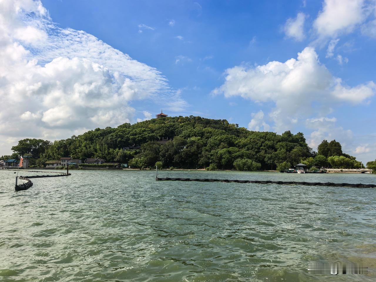 游了鼋头渚才知道，它的核心景点是仙岛，需从码头坐船才能登到岛上。岛的名字听起来就