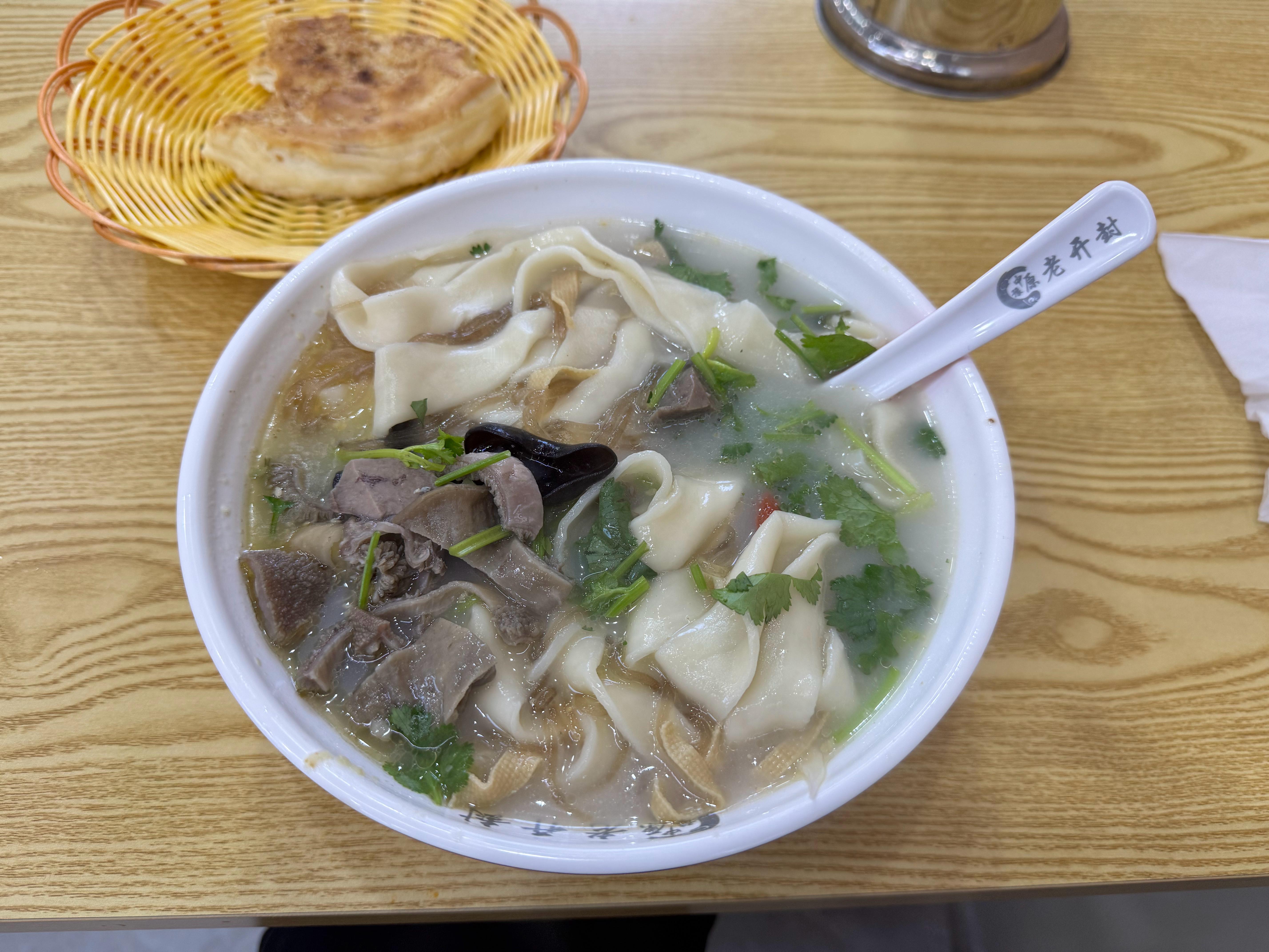 天冷御寒，你就喝碗羊汤烩面，或者喝一碗羊肉汤，喝完之后你就暖暖的很舒服， 