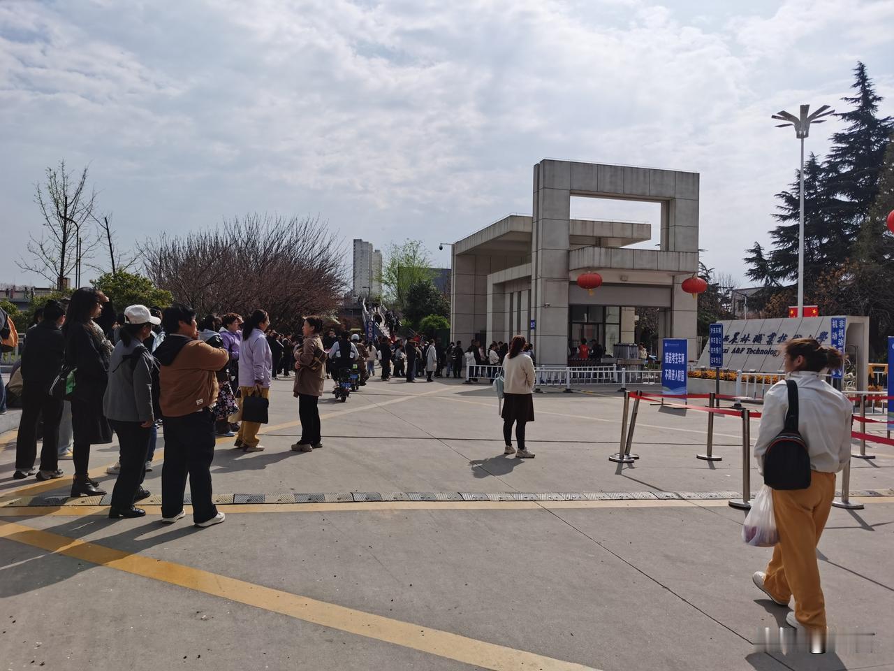 骑车路过陕西农林职业大学南校区，今日恰逢2026年陕西高职单招面试之日，参加面试