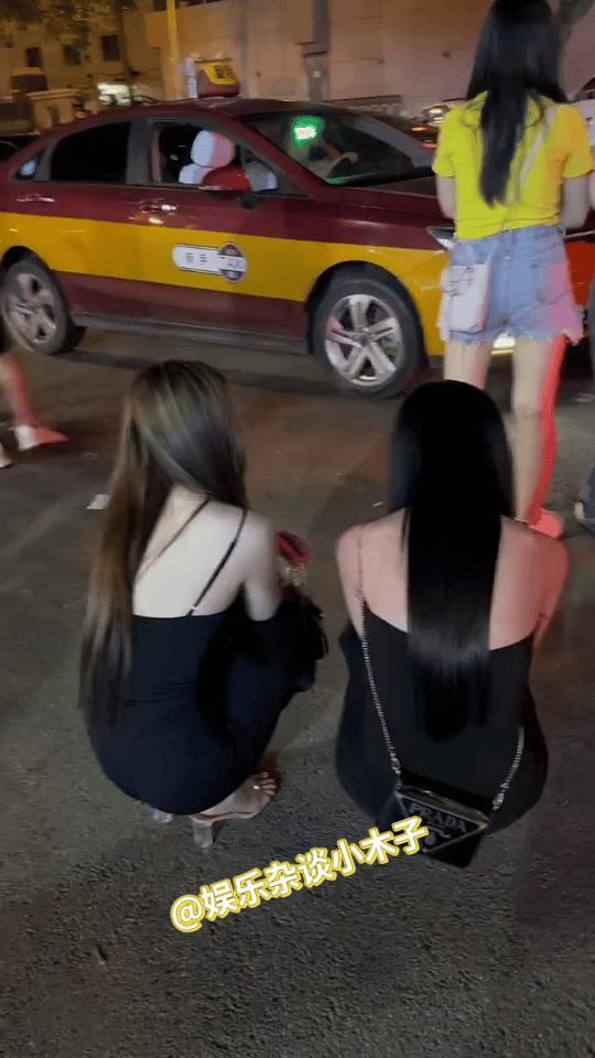 我说最近出租车生意不好，
原来都跑到这里看美女来了。
不行，我也要看看#打车走也