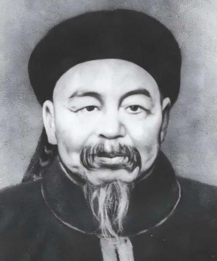 咸丰九年，左宗棠家中来了位客人，因未下跪请安，被左宗棠怒斥：“武官见我，不论大小