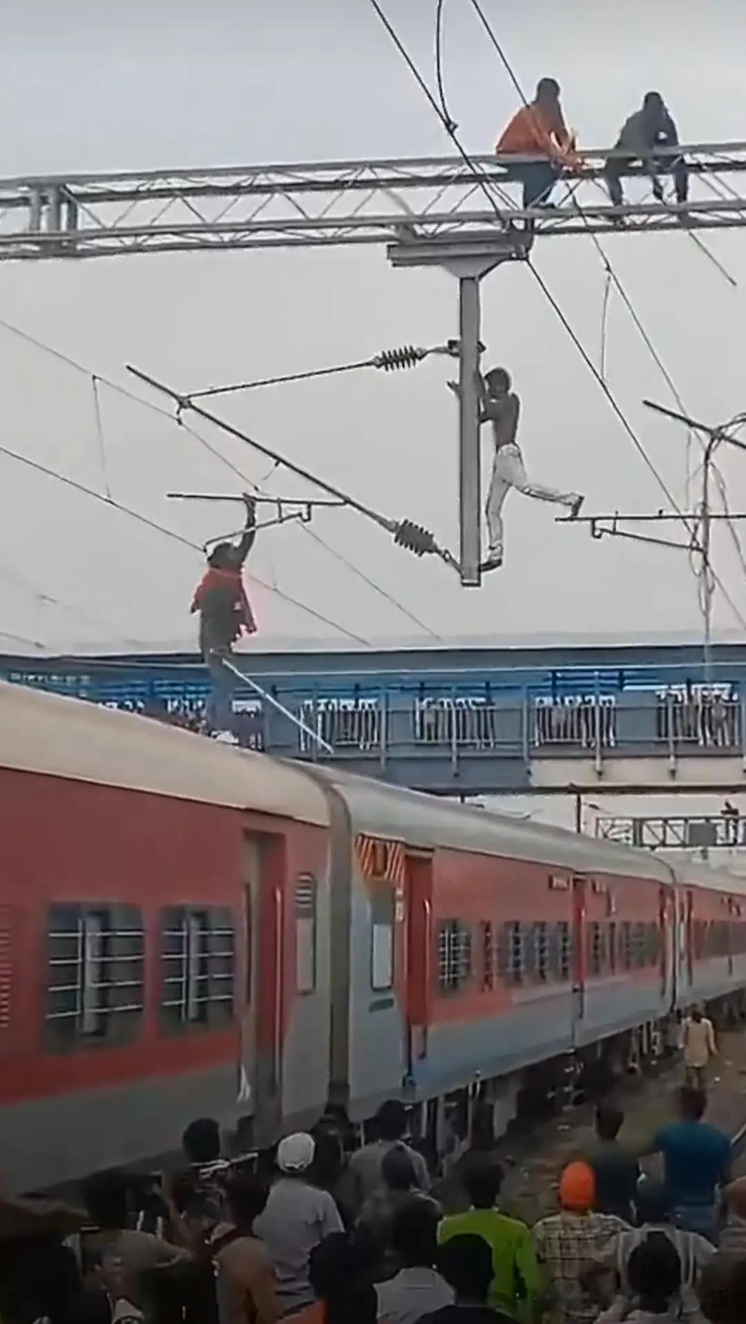 见过劝的，没见过这么“救”的！印度火车站救援看呆众人

要说救援这一块还是得印度