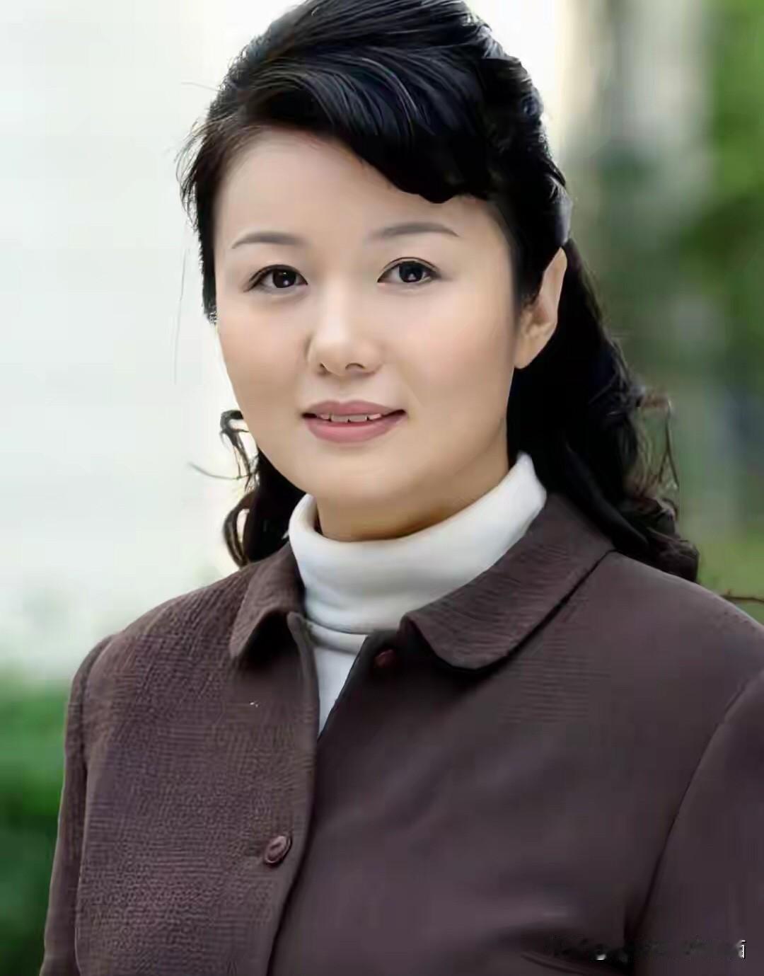 她没有让人一眼就惊艳的颜值，但她长相大气，气质优雅，知性大方，穿搭朴实，这样有气