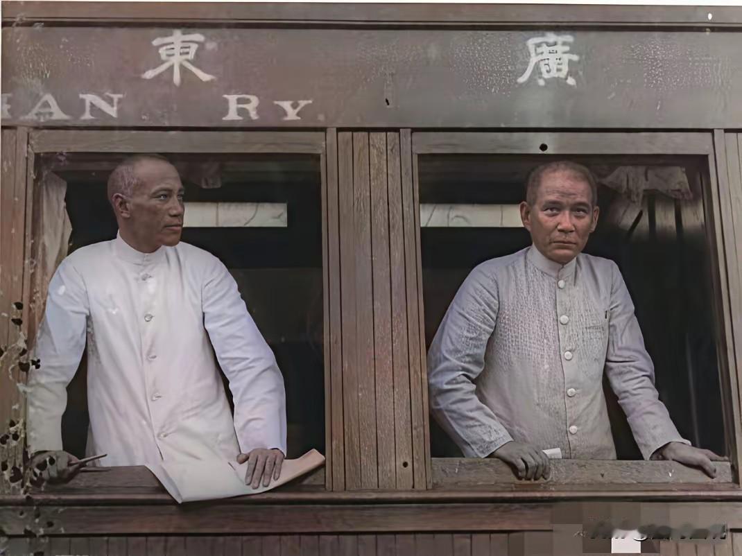 很多人质疑这张照片的真实性，认为当时的老蒋和孙中山根本就不是同一个地位，对于孙中