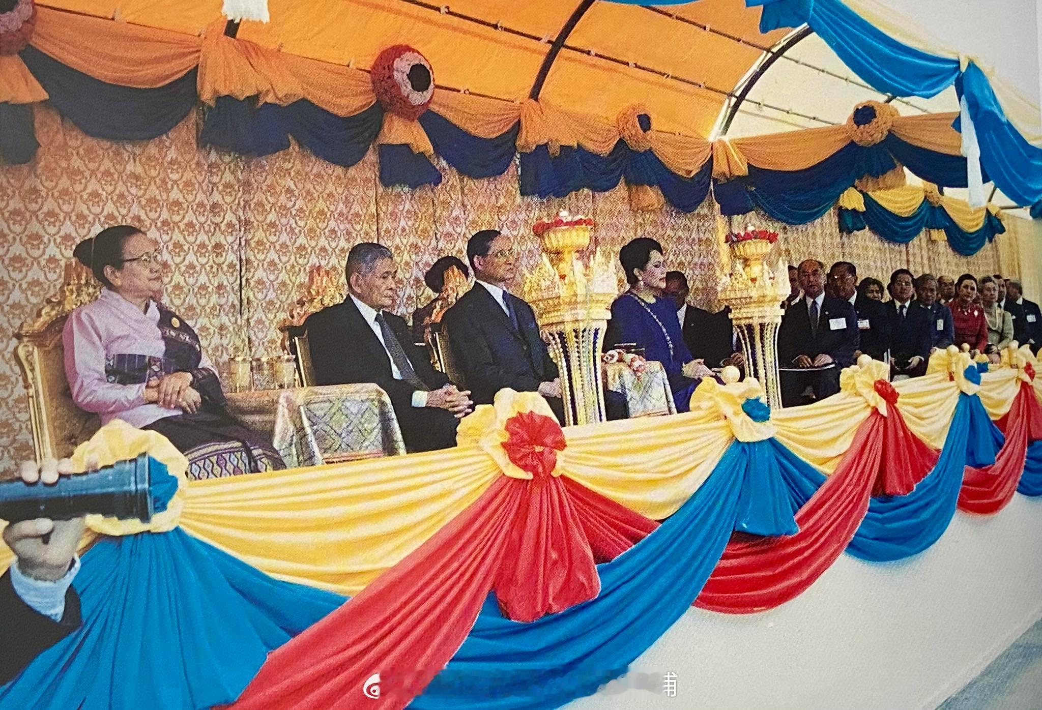 王室王室泰国王室暹罗往事 1994年4月8日，九世红唇姐和大婶，出席泰老友谊大桥