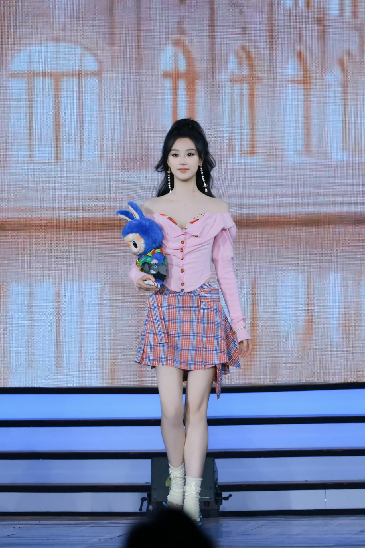 演员王小亿舞台上小短裙穿搭清纯有活力，粉粉嫩嫩的！王小亿写真 王小亿演技