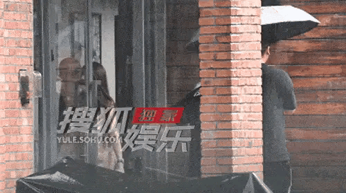 黄晓明绯闻女友身份被扒
8月8日，有媒体晒出了黄晓明携绯闻女友赵仕瑾一起工作，还