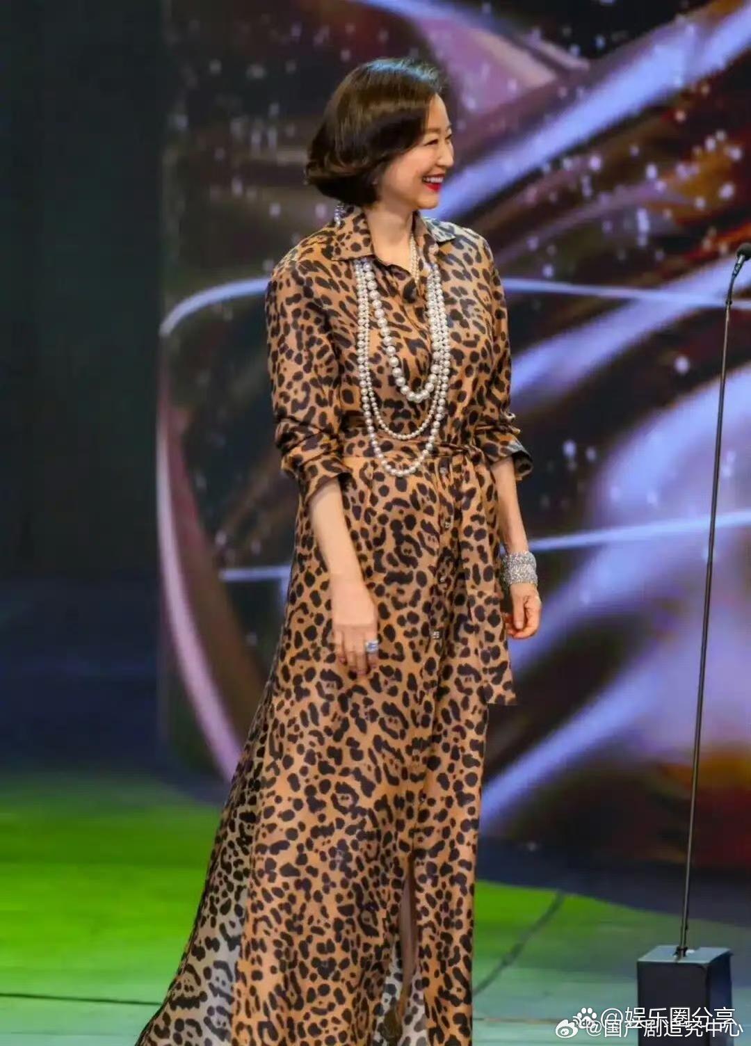 72岁林青霞高调亮相澳门，穿豹纹裙霸气十足，老年人里属她最漂亮！ 