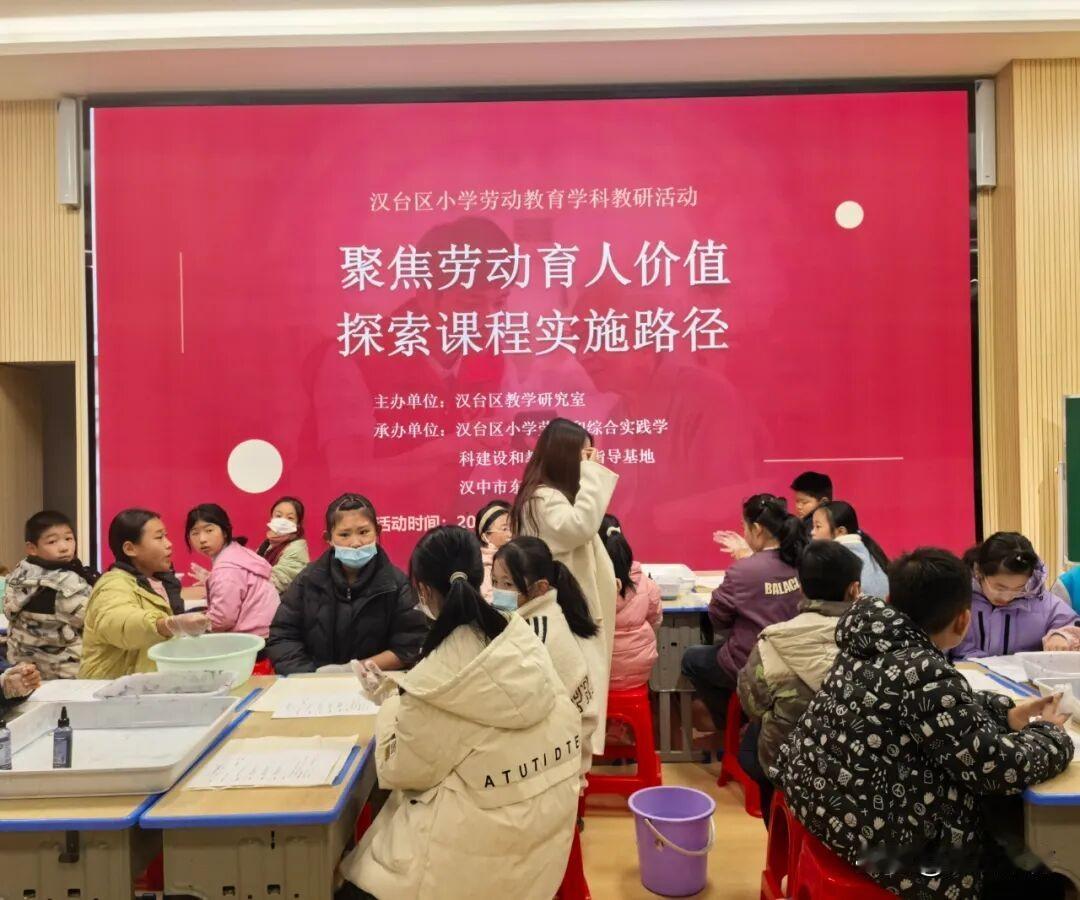 活动伊始，参会人员共同观摩东关小学“扎染蜡绘”劳动教育成果展。深植正雅沃土，传承