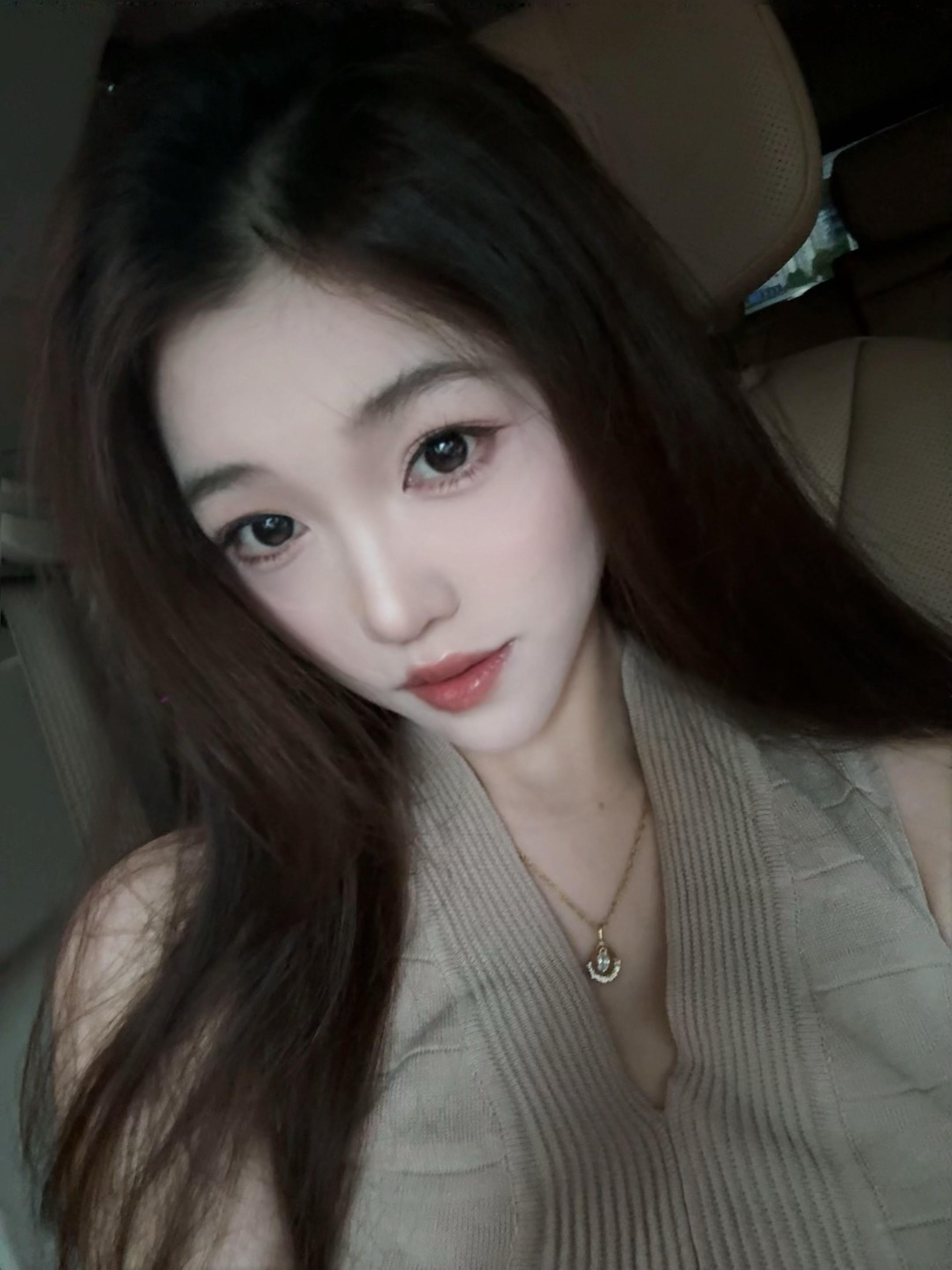 下个月房租我来付 水电我已经交过了 明天你想吃什么 我给你点外卖好不好...