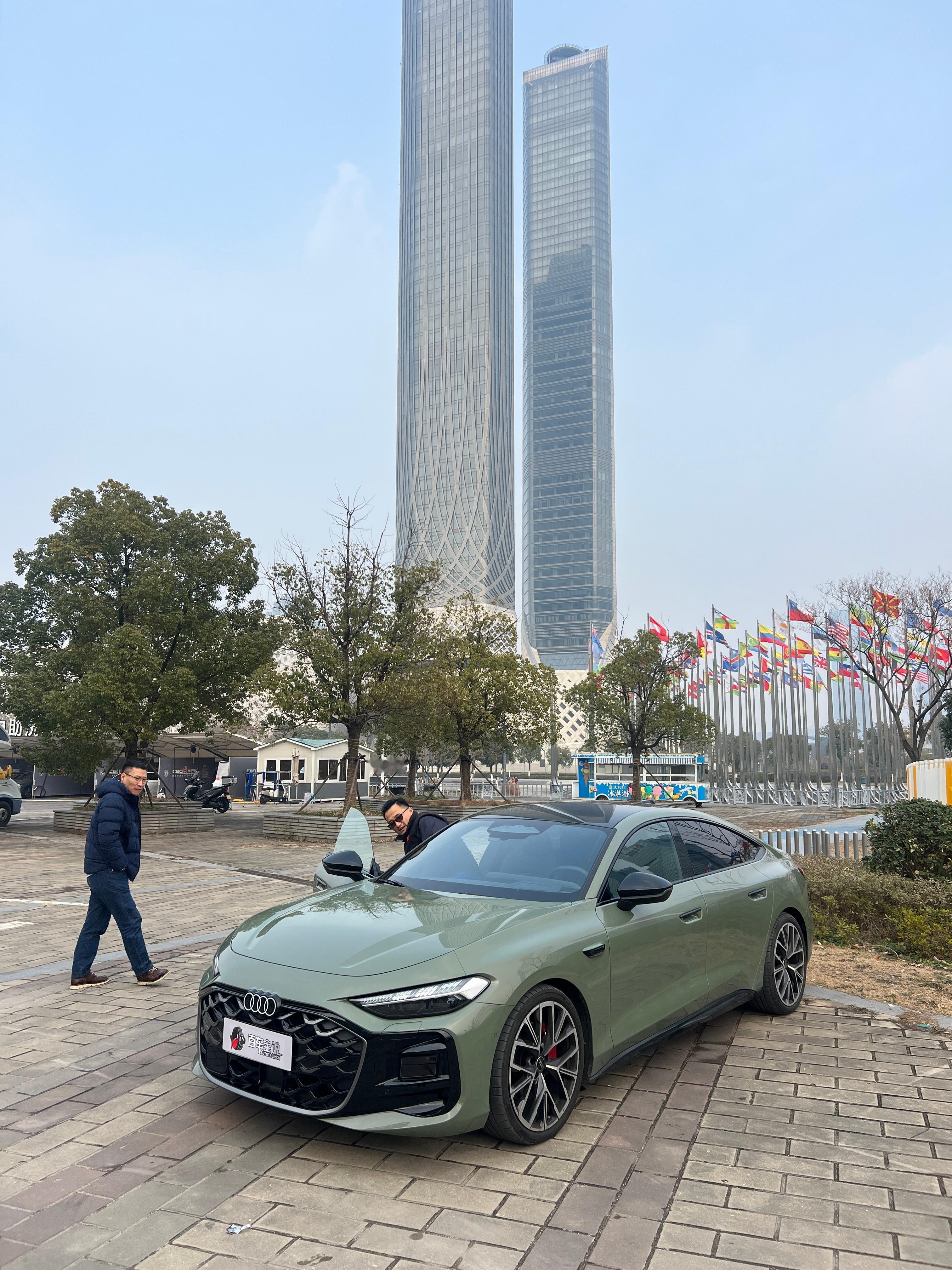 今天拍摄上汽奥迪A5L Sportback，路人经过问了好几个问题，总结下来，一