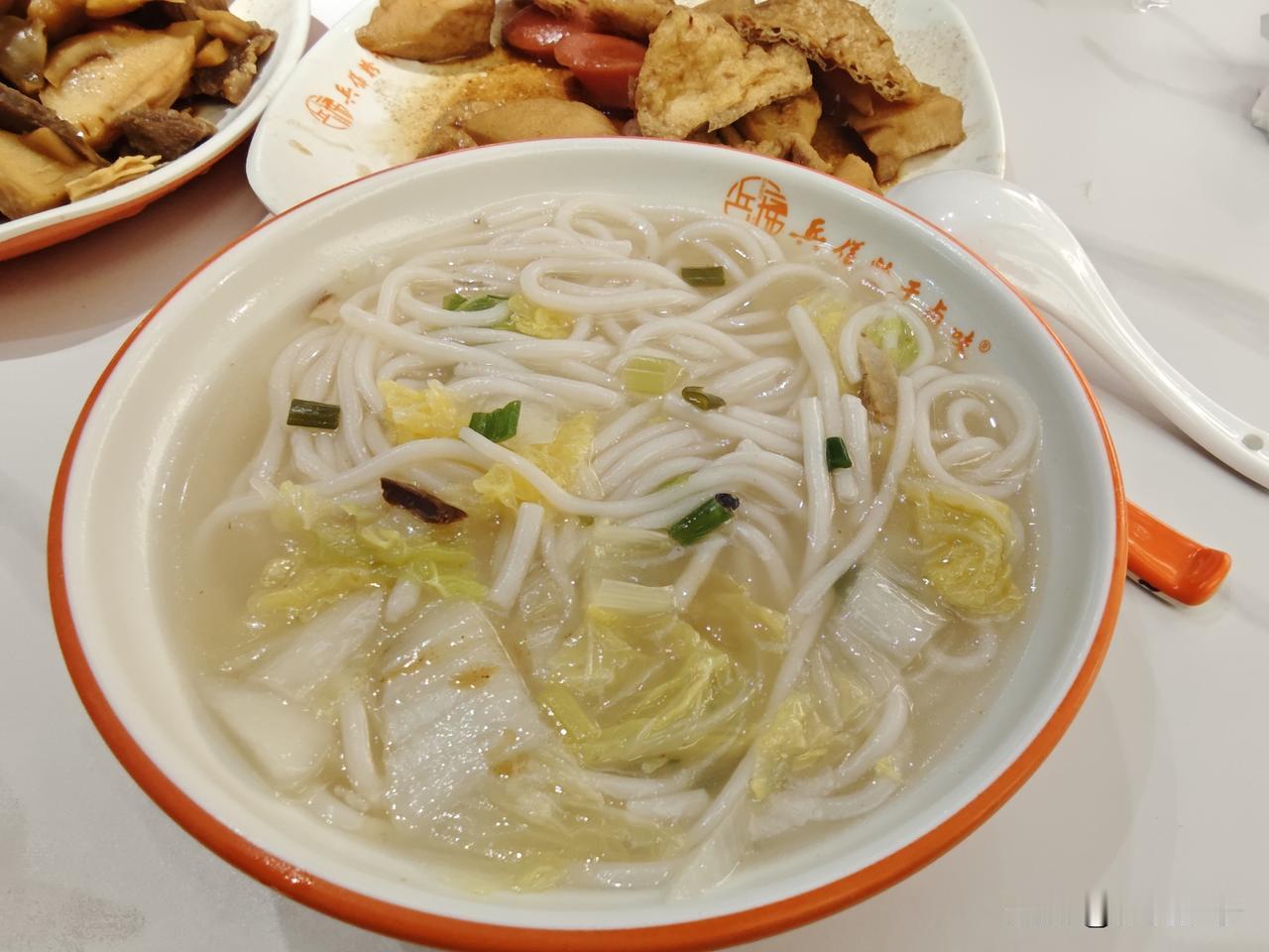 福州粉干从大锅里盛出，一锅一碗售价4元。嗦粉时搭配卤味，既平价又美味。这家兵俤粉