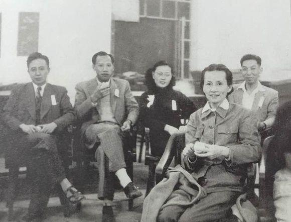 张爱玲和林徽因都是民国著名才女。
张爱玲不愿意穿的蓝灰黑衣服，林徽因穿上了。想当