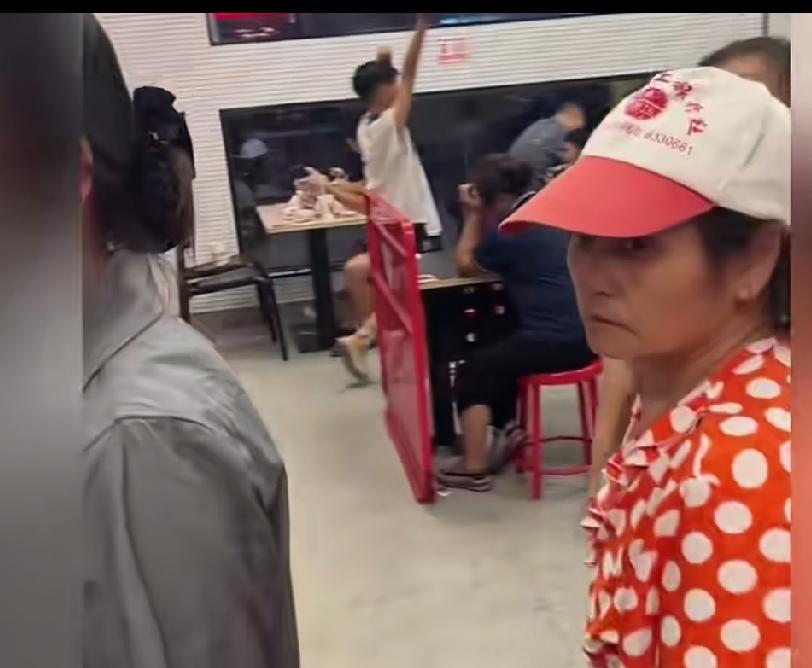 这里不是老年活动中心！华莱士是真急了，整个店里的座位全部都被老年人占满了。
这些