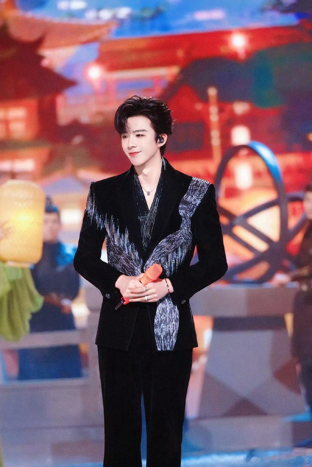 新春国风的权威我后知后觉 国风舞台的风吹到了新春，年味一下就来了，顶流审美还得看