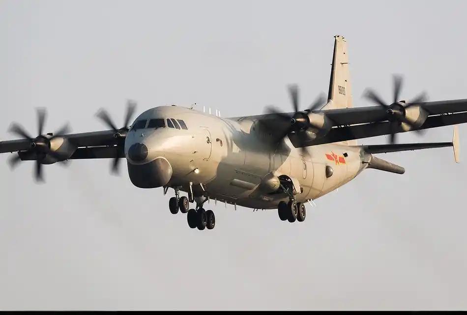 解放军对日本潜艇发出“最强”震慑警告，近日东部战区海军航空兵某部组织跨昼夜反潜飞