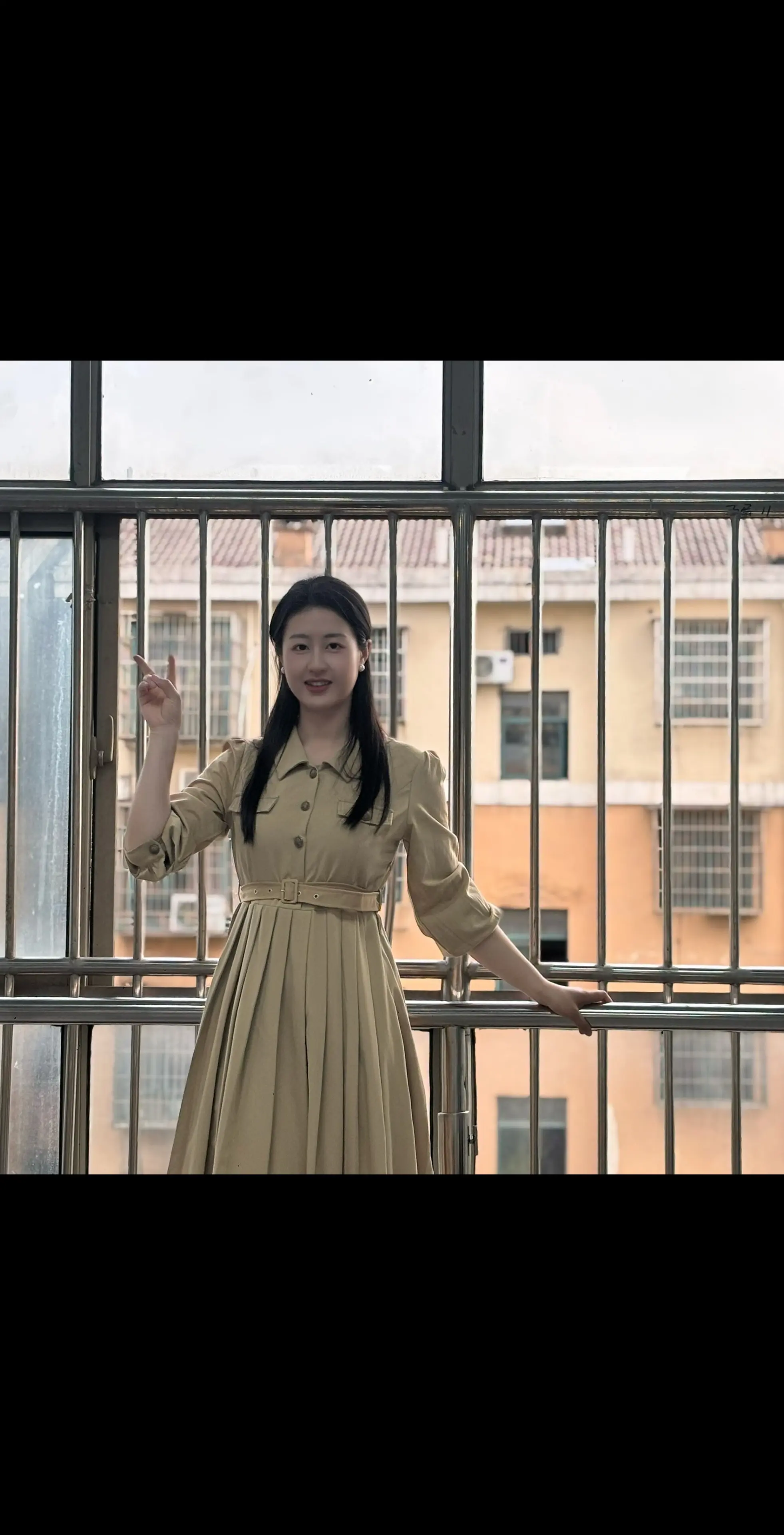 一年级学生拍的，乡村教师土味穿搭即视感😄，但我很喜欢我自己诶，嘻嘻嘻😬