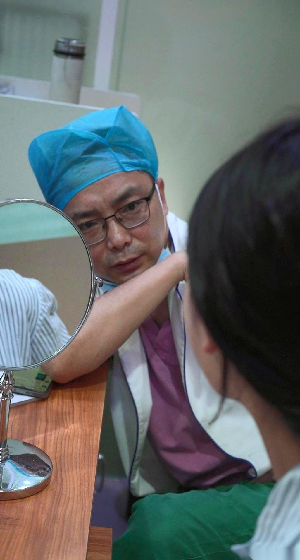 我算是看明白了。
真正能跟岁月抗衡的，从来不是那张没皱纹的脸。
是那股劲儿，那股