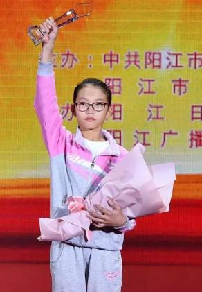 2006年，广东一男子在医院陪护流产的妻子，谁知，他出去抽烟时，发现了一名女弃婴