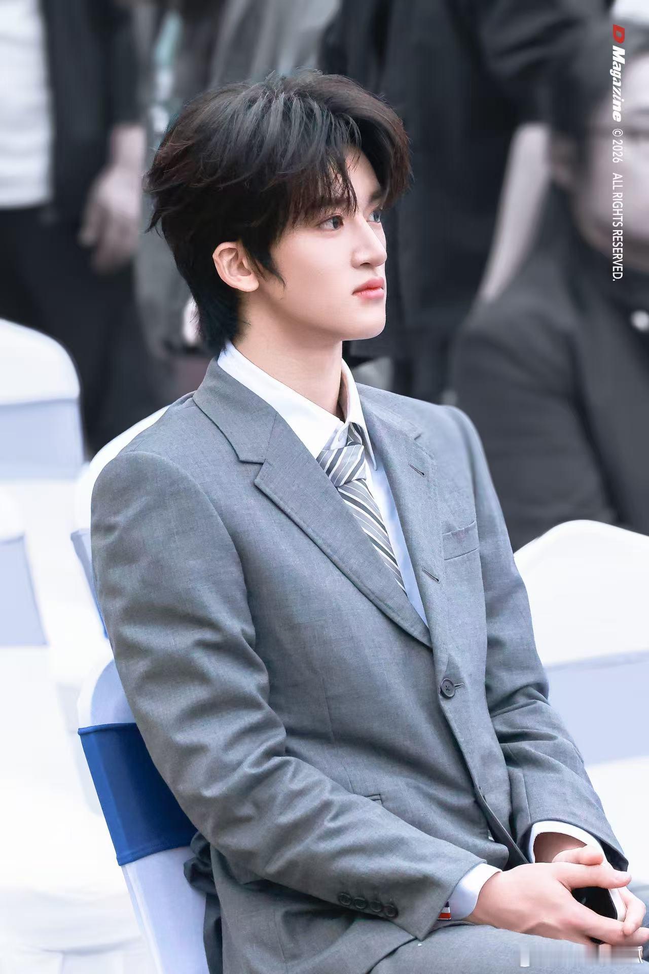 邓佳鑫亮相北京国际电影节红毯 褪去舞台的青涩模样，邓佳鑫亮相北京国际电影节红毯，