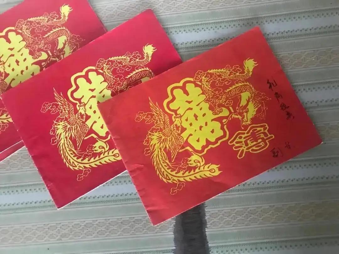 农村红白喜事，写礼账和收礼金的工作，还真不是什么好差事。

一坐就是整天，干在前
