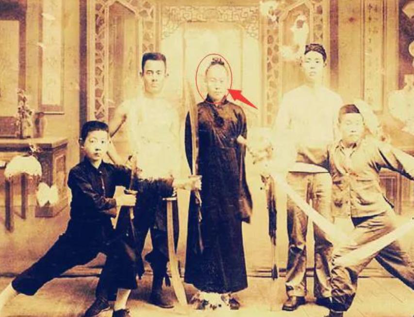 1938年，道士毕云路过日军哨卡时，因为没有向日军鞠躬，被打得半死。毕云大怒，伤
